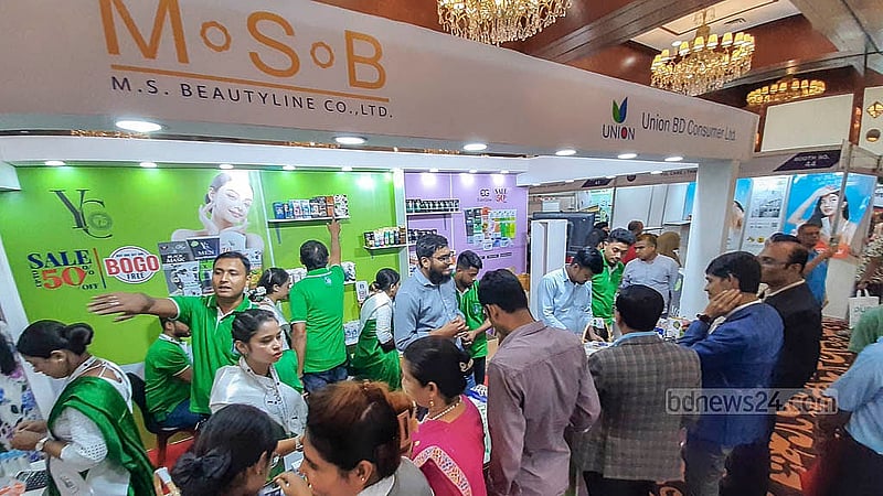 ঢাকার সোনারগাঁও হোটেলে বাণিজ্য মেলার একটি স্টল সাজনো হয়েছে প্রসাধনী সামগ্রীতে