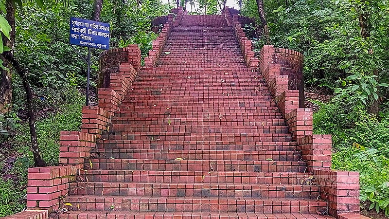 সিলেটের শাহজালাল বিজ্ঞান ও প্রযুক্তি বিশ্ববিদ্যালয় ক্যাম্পাসের শহীদ মিনারের মূল বেদীতে পৌঁছাতে পাড়ি দিতে হয় ১০১ ধাপ সিঁড়ি