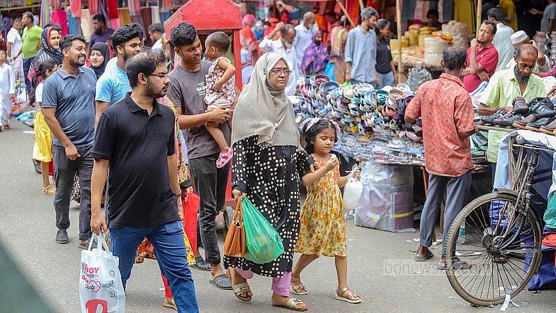 মতিঝিল আইডিয়াল স্কুল অ্যান্ড কলেজের সামনে হলিডে মার্কেটে পরিবার নিয়ে কেনাকাটা করতে যান অনেকেই