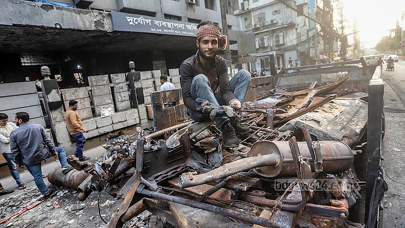 মহাখালীতে দুর্যোগ ব্যবস্থাপনা ভবনের ক্ষতিগ্রস্ত গাড়ি টুকরো করে ট্রাকে তোলা হচ্ছে