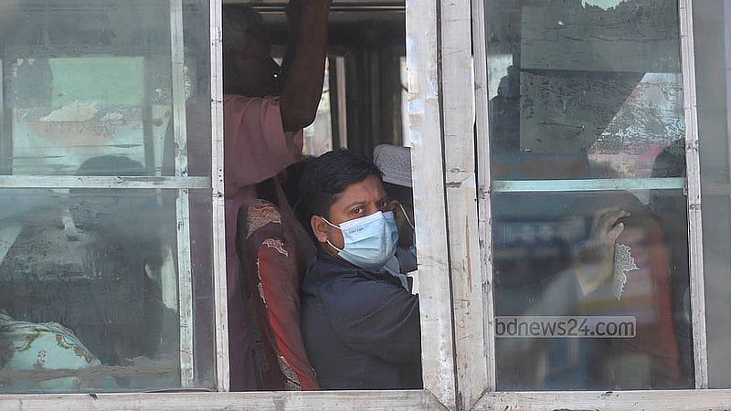 রাজধানীর পোস্তগোলা থেকে নারায়ণগঞ্জ যেতে ধুলা এড়ানোর উপায় কম। প্রচণ্ড ধুলার কারণে সড়কে মাস্ক পড়ে চলাচল করছেন অনেকে