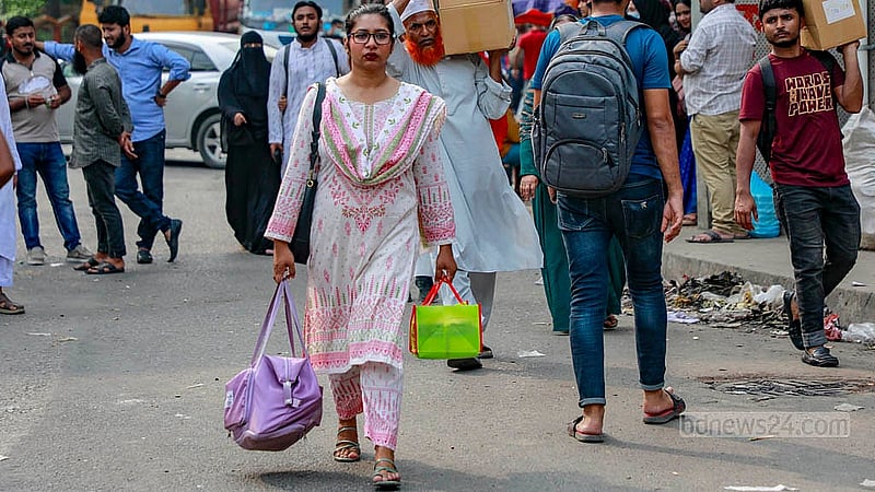 বিভিন্ন সরকারি প্রতিষ্ঠানের আউটসোর্সিং কর্মীরা শাহবাগ মোড় অবরোধ করলে দীর্ঘ যানজট তৈরি হয়; বিপাকে পড়েন সে পথ দিয়ে যাতায়াত করা মানুষ