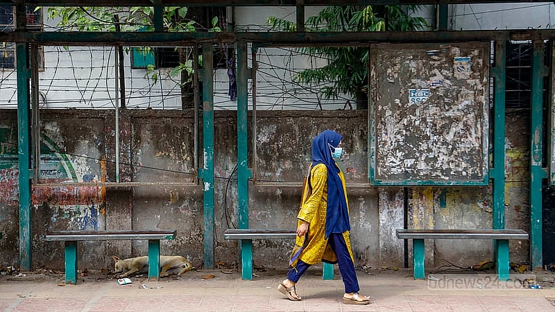 খিলগাঁও ফ্লাইওভারের কাছে দুটি যাত্রী ছাউনির মধ্যে একটির অবস্থা কিছুটা ভালো। এর ছাদ আছে কিন্তু কাচ ও কাচের ফ্রেম হাওয়া হয়ে গেছে