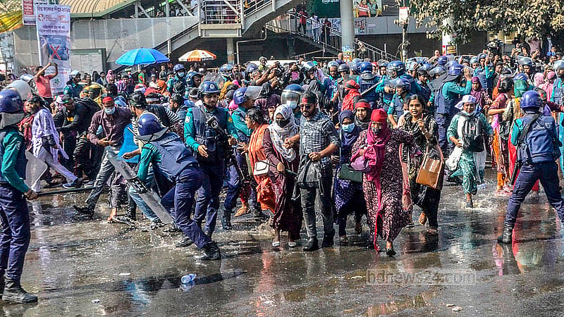 প্রাথমিক বিদ্যালয়ের সহকারী শিক্ষক পদে বাতিল হওয়া নিয়োগ ফিরে পাওয়ার দাবিতে সোমবার শাহবাগে অবস্থান কর্মসূচিতে লাঠিপেটা করে পুলিশ