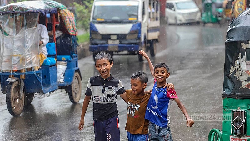 ঢাকার মীরহাজিরবাগ এলাকায় সোমবার দুপুরের বৃষ্টিতে ভিজতে দেখা যায় শিশুদের