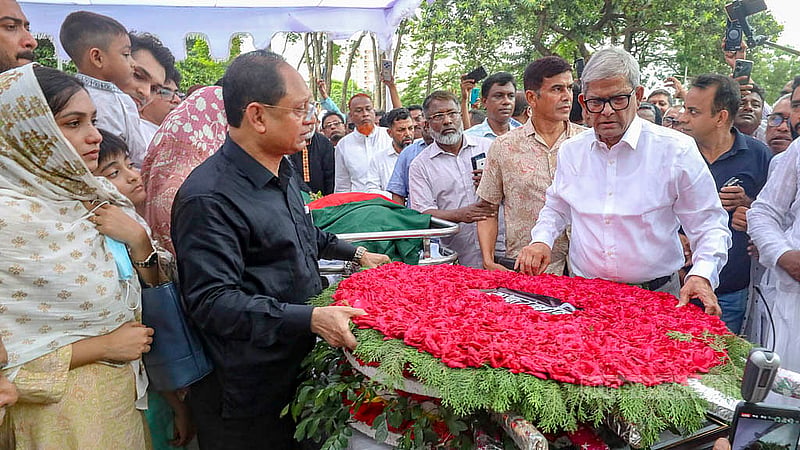গণফোরামের সভাপতি মোস্তফা মোহসীন মন্টুর মরদেহে বিএনপির পক্ষ থেকে পুস্পস্তবক অর্পণ করেন দলটির মহাসচিব মির্জা ফখরুল ইসলাম আলমগীর।