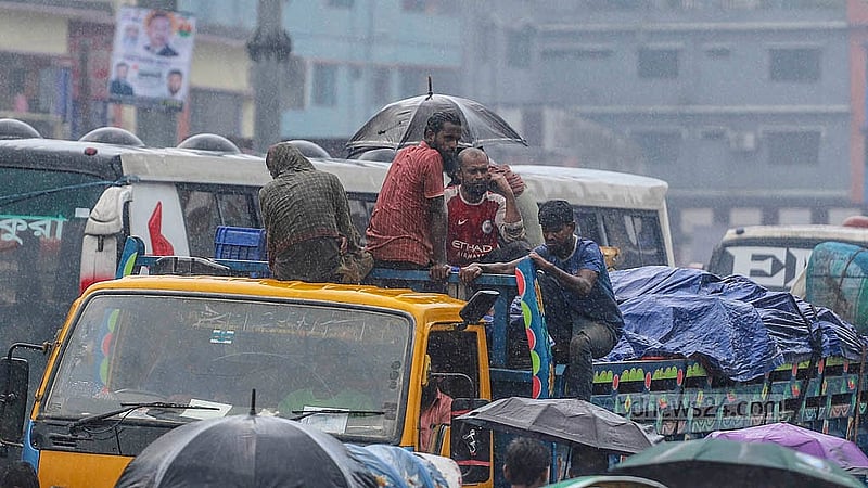 বৃহস্পতিবার দুপুরের বৃষ্টিতে বিপাকে পড়েন রাজধানী থেকে দেশের বিভিন্ন গন্তব্যে ছোটা মানুষেরা। দোলাইরপাড় এলাকা থেকে তোলা