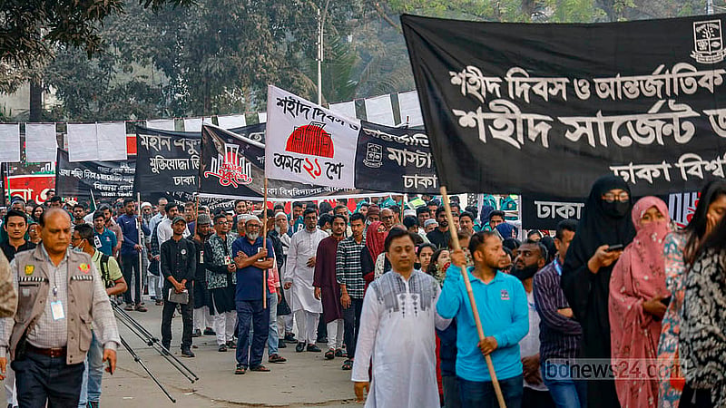 আন্তর্জাতিক মাতৃভাষা দিবসে শুক্রবার সকালে ঢাকার কেন্দ্রীয় শহীদ মিনারে মানুষের ঢল