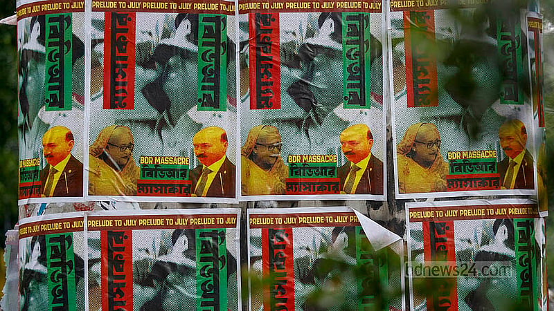 শিল্পী দেবাশিস চক্রবর্তী জুলাই প্রিলিউড সিরিজে যেসব পোস্টার বানিয়েছেন, তাতে উঠে এসেছে পিলখানা হত্যাকাণ্ডও। এসব পোস্টার লাগানো হয়েছে ঢাকা বিশ্ববিদ্যালয়ের মেট্রোরেলের পিলারে