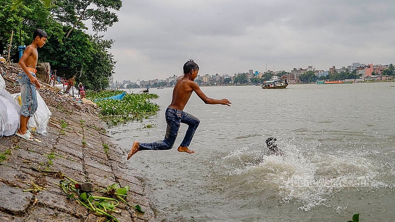 ভরদুপুরে বুড়িগঙ্গা নদীর পানিতে শিশু-কিশোরদের ঝাঁপাঝাঁপি