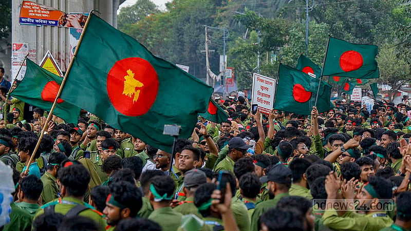 ডিপ্লোমা ইন নার্সিং এবং ডিপ্লোমা ইন মিডওয়াইফারি কোর্সের স্নাতক সমমান হিসেবে স্বীকৃতির দাবিতে বুধবার দুপুরে ঢাকার শাহবাগ মোড় অবরোধ করে স্লোগান দেন শিক্ষার্থীরা