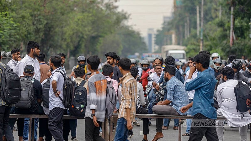 ঢাকার তেজগাঁওয়ে সড়কের ওপর বেঞ্চ পেতে অবরোধ করে রাখেন ঢাকা পলিটেকনিক ইনস্টিটিউটের শিক্ষার্থীরা