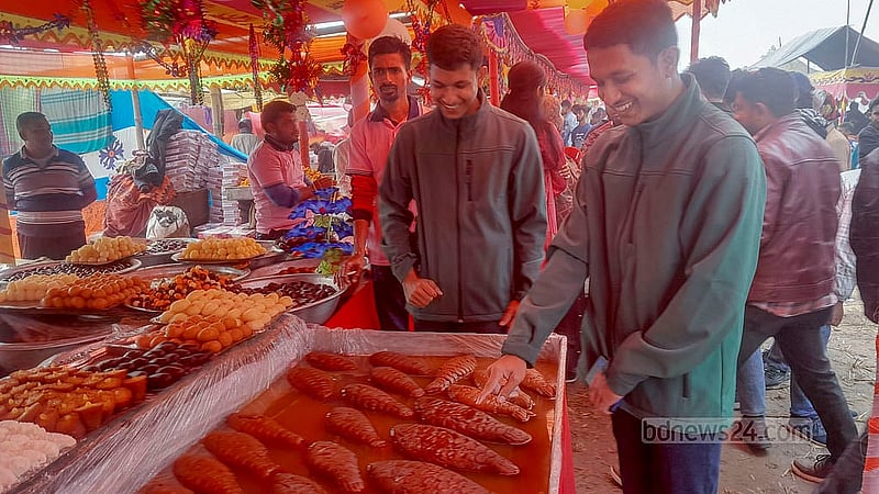 মাছের পাশাপাশি নানা রকম মিষ্টান্নও পোড়াদহ মেলার অন্যতম আকর্ষণ