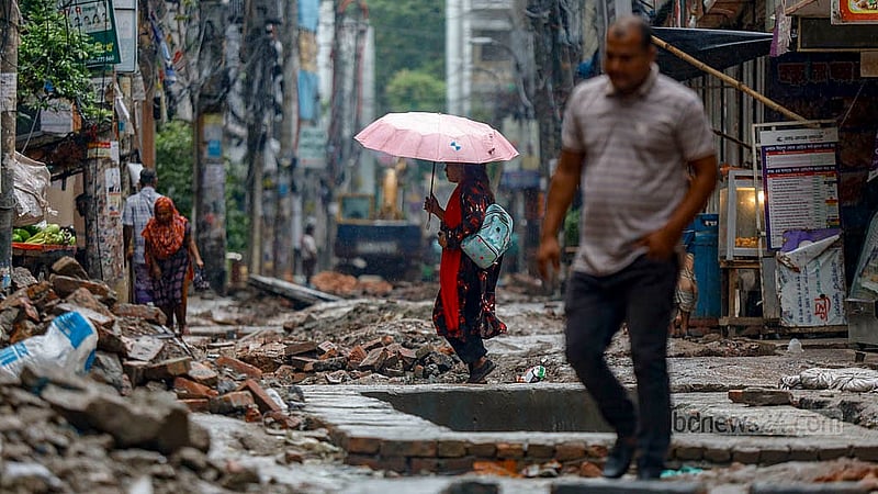 আর কে মিশন রোড়ে এক মাস ধরে চলছে পয়ঃনিষ্কাশন ও পানির পাইপ সংস্কারের কাজ। সড়কের দুই পাশে পর্যাপ্ত জায়গা না থাকায় হেঁটে যেতেও ভোগান্তিতে পড়ছেন পথচারীরা