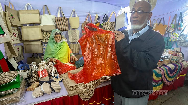 ঢাকার তেজগাঁওয়ে বৃহস্পতিবার পাটপণ্য মেলায় উঠেছে পলিথিনের বিকল্প পাটের আঁশের তৈরি পলিথিন