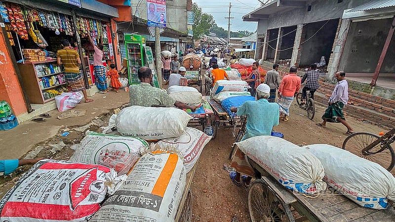 ফরিদপুরের ঠেনঠেনিয়া পেঁয়াজের বাজারে সকাল ৬টা থেকেই চাষিরা ভিড় করতে শুরু করেন। কেউ ভ্যান করে, কেউ নসিমনে, কেউবা অটোরিকশায় করে পেঁয়াজ নিয়ে আসতে থাকেন