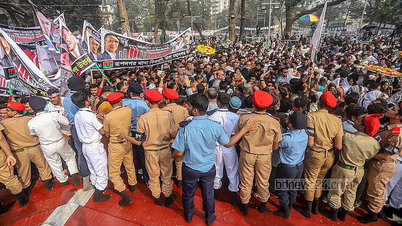 ভাষা শহীদদের শ্রদ্ধা জানাতে কেন্দ্রীয় শহীদ মিনারে নামে মানুষের ঢল