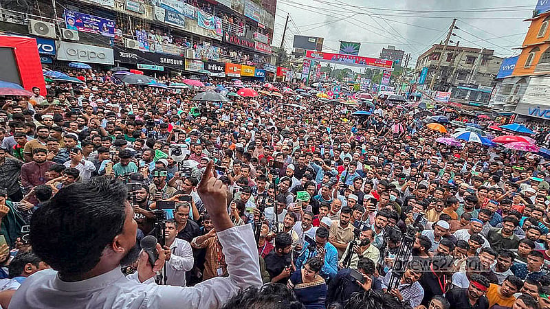 ‘জুলাই পদযাত্রা’ কর্মসূচির অংশ হিসেবে ফরিদপুর শহরের জনতা ব্যাংক মোড়ে পথসভায় বক্তব্য দেন দলের সদস্য সচিব আখতার হোসেন