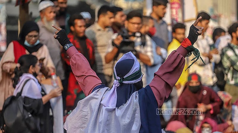 প্রাথমিক বিদ্যালয়ের সহকারী শিক্ষক পদে বাতিল হওয়া নিয়োগ ফিরে পাওয়ার দাবিতে সোমবার রাজধানীর শাহবাগ মোড় অবরোধ করে বিক্ষোভ করেন ঢাকা ও চট্টগ্রাম বিভাগের প্রার্থীরা