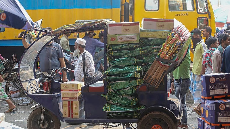 পুরান ঢাকার বাদামতলি ঘাট থেকে পাইকারি দরে খেজুর কিনে তোলা হচ্ছে গাড়িতে, যা দেশের বিভিন্ন এলাকায় বিক্রি করবেন খুচরা ব্যবসায়ীরা