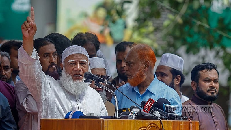 যুদ্ধাপরাধ মামলায় মৃত্যুদণ্ড থেকে খালাস পাওয়া জামায়াতে ইসলামীর নেতা এ টি এম আজহারুল ইসলামকে সংবর্ধনা দিতে বুধবার রাজধানীর শাহবাগে আয়োজিত অনুষ্ঠানে দলের আমির শফিকুর রহমান