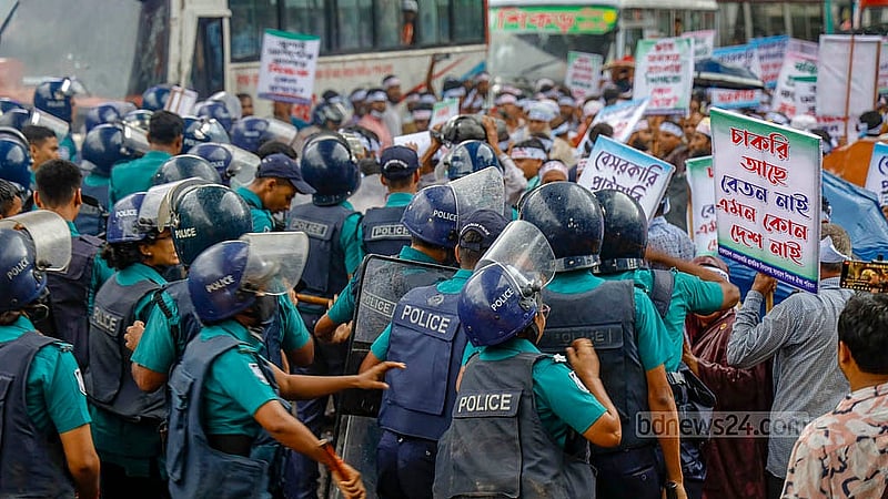 জাতীয়করণের দাবিতে যমুনা অভিমুখে যাত্রা শুরু করা বেসরকারি প্রাথমিক শিক্ষকদের সোমবার বিকালে ছত্রভঙ্গ করে প্রেস ক্লাবের সামনে থেকে সরিয়ে দেয় পুলিশ
