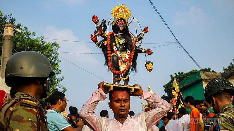 মাথায় করে কালি প্রতিমা বিসর্জনের জন্য নিয়ে আসা হয় ঢাকার বছিলার বুড়িগঙ্গা নদীপাড়ে