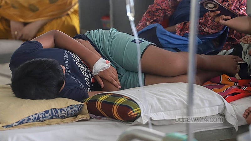 ডেঙ্গু নিয়ে রাজধানীর মহাখালীর ডিএনসিসি ডেডিকেটেড কোভিড হাসপাতালে ভর্তি শিশু