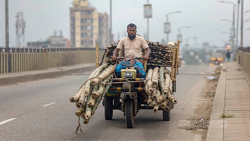 নারায়ণগঞ্জের তারাব এলাকায় শীতলক্ষ্যা নদীর পাড়ের বাঁশের বাজারে ৫০ টাকা থেকে শুরু করে ৫০০ টাকা দামে বাঁশ বিক্রি হয়