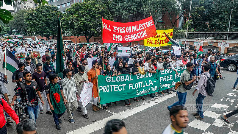 গাজায় ত্রাণ নিয়ে যাওয়া গ্লোবাল সুমুদ ফ্লোটিলা নৌবহরে আটকে দেওয়া ও ইসরায়েলি আগ্রাসনের প্রতিবাদে শুক্রবার ঢাকায় বিক্ষোভ ও সমাবেশ শেষে মিছিল করে ‘বাংলাদেশ ইয়ুথ সিনার্জি অ্যালায়েন্স’