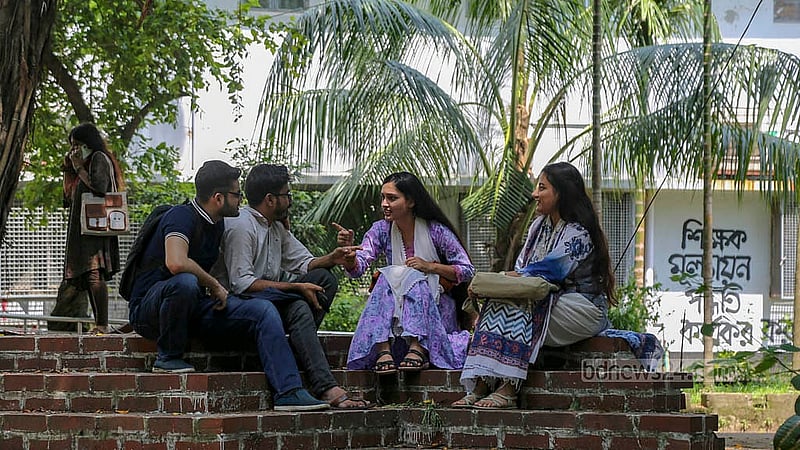 দীর্ঘ সময় শিক্ষার্থীদের আনাগোনায় মুখরিত ঢাকা বিশ্ববিদ্যালয় ক্যাম্পাস