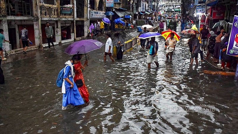 চট্টগ্রামের চকবাজার এলাকায় সোমবার দুপুরে কালবৈশাখী ঝড়ের সঙ্গে বৃষ্টিতে হাঁটু পানি জমে যায়