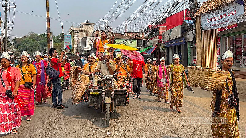 নতুন বছরকে বরণ ও পুরনোকে বিদায় জানাতে মঙ্গলবার খাগড়াছড়ি জেলা শহরের চেঙ্গি স্কয়ার থেকে বৈসাবির শোভাযাত্রা শুরু হয়ে বিভিন্ন সড়ক প্রদক্ষিণ করে
