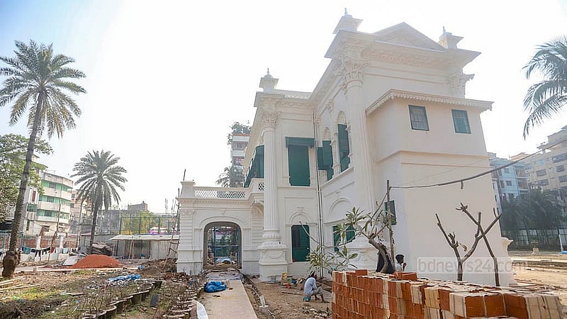 সংস্কার শেষে নতুন রূপে ফিরছে প্রায় শত বছরের পুরনো ঐতিহাসিক রোজ গার্ডেন। ভবনের ভেতরের কাজ প্রায় শেষ হলেও বাহিরের কাজ বাকি রয়েছে অনেকটা