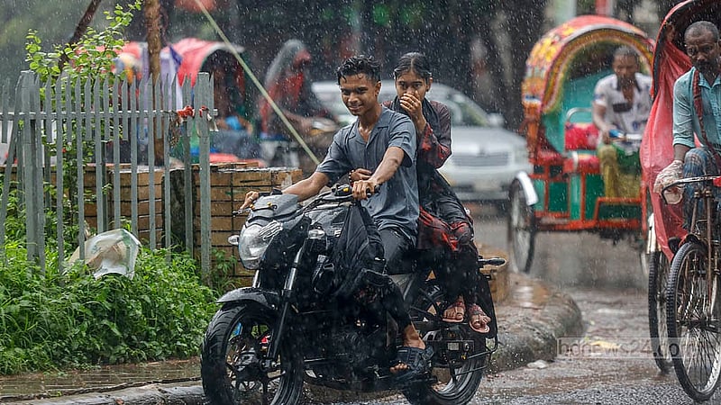 ঢাকা বিশ্ববিদ্যালয় এলাকায় রোববার দুপুরের ঝুম বৃষ্টিতে ভেজার আনন্দে মাতেন অনেকে