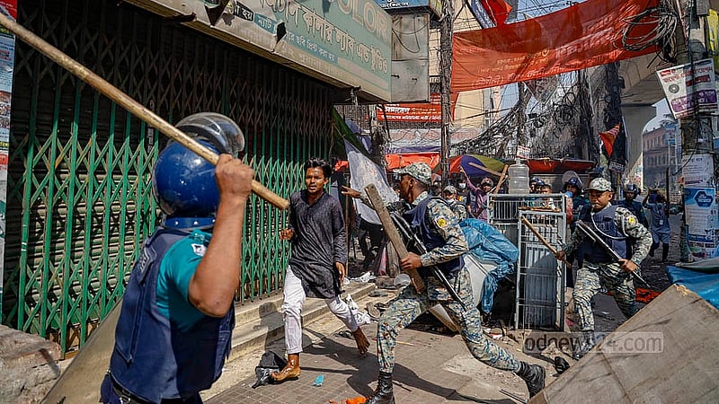 পল্টন মোড়ে হিযবুতের মিছিল ছত্রভঙ্গ করতে লাঠিচার্জ করে পুলিশ