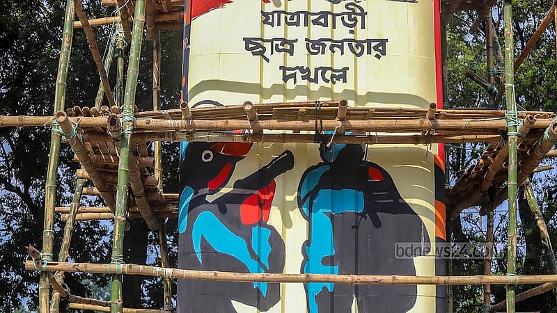 বিজয় সরণি থেকে আগারগাঁও স্টেশন পর্যন্ত মেট্রোরেলের পিলারগুলোতে ছাত্র-জনতার চব্বিশের গণআন্দোলনের ঘটনাপ্রবাহ ফুটিয়ে তোলা হচ্ছে