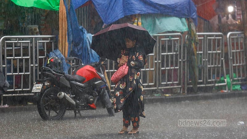 ঝুম বৃষ্টির মধ্যে মঙ্গলবার ঢাকার শাহবাগ এলাকায় ছাতা মাথায় গন্তব্যে রওনা হন অনেকেই