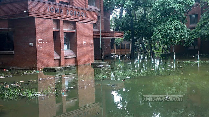 বৃষ্টির কারণে মাতুয়াইল শিশু-মাতৃ স্বাস্থ্য ইনস্টিটিউট স্কুল ও কলোনিতে জমেছে হাঁটু সমান পানি