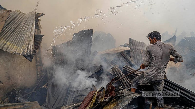 মহাখালীর সাততলা বস্তিতে আগুনে পুড়ে প্রায় সবকিছু পুড়েছে। বাকি যা আছে, তাই রক্ষার শেষ চেষ্টা করেন বাসিন্দারা