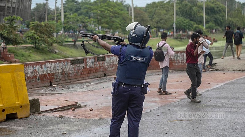 গোপালগঞ্জে জাতীয় নাগরিক পার্টির (এনসিপি) সমাবেশ কর্মসূচি ঘিরে হামলা-সংঘর্ষের মধ্যে সড়কে অবস্থান পুলিশের।