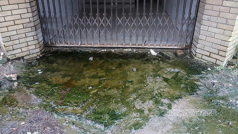 রাজধানীর মাতুয়াইল শিশু মাতৃসদন হাসপাতালের জরুরি বিভাগের ভবনের চারপাশে দীর্ঘদিন ধরে জমে আছে বৃষ্টির পানি