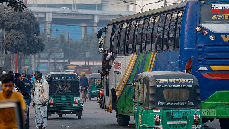 মহাখালী টার্মিনাল থেকে বেরিয়েই বেশিরভাগ বাস রাস্তায় এসে দাঁড়ায়, যাত্রী তুলতে চলে হাঁকডাক। বিকালের দিকে ব্যস্ত এই পথে দূরপাল্লার বাস দাঁড়ালেই তৈরি হচ্ছে যানজট
