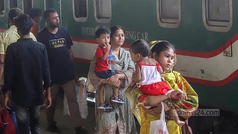 ঈদের ছুটি শেষে ফেরার পালা শুরু হয়ে গেছে। মঙ্গলবার দুপুরে কমলাপুর রেলওয়ে স্টেশনে দেখা যায় মানুষের ভিড়