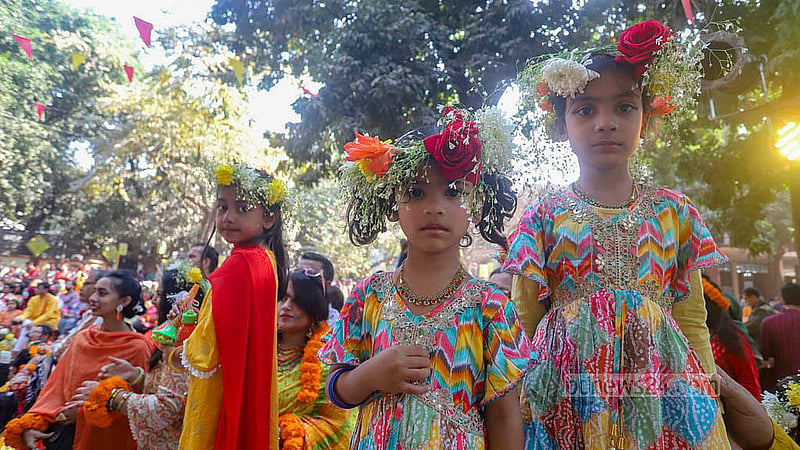 ঢাকা বিশ্ববিদ্যালয়ের চারুকলার বকুলতলায় শুক্রবার সকালে বসন্ত উৎসবে বড়দের সঙ্গে ছিল শিশুরাও