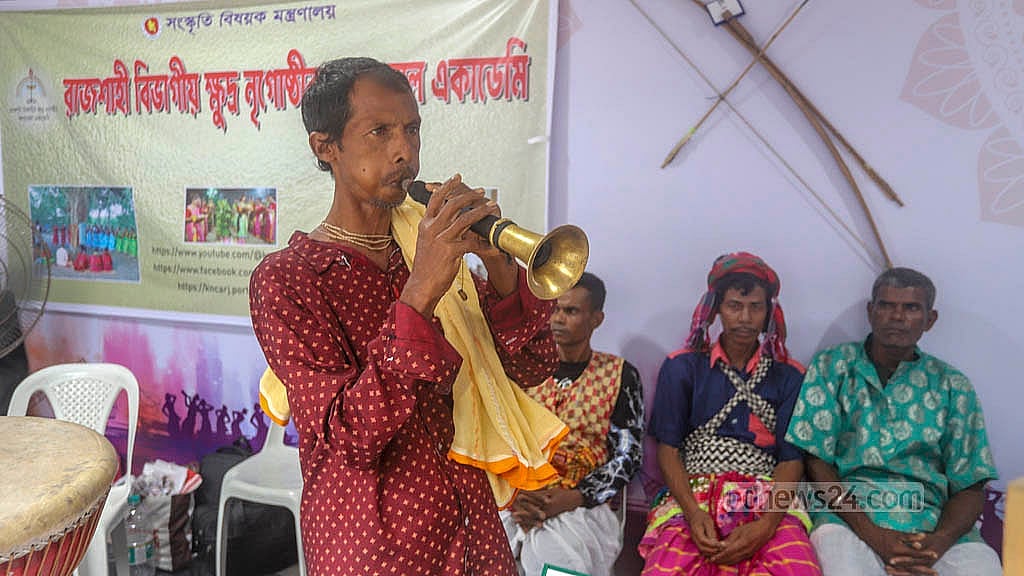 বাংলা একাডেমি প্রাঙ্গণে ‘সকল জাতিগোষ্ঠীর সাংস্কৃতিক ঐতিহ্যের প্রদর্শনীতে’ ঐতিহ্যবাহী বাদ্যযন্ত্র হাতে বিভিন্ন নৃ-গোষ্ঠীর মানুষ