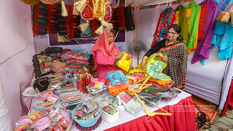 বাংলা একাডেমি প্রাঙ্গণে শনিবার থেকে শুরু হওয়া যুবমেলায় স্টলে স্টলে পচ্ছন্দের পণ্য দেখছেন ক্রেতা-দর্শনার্থীরা