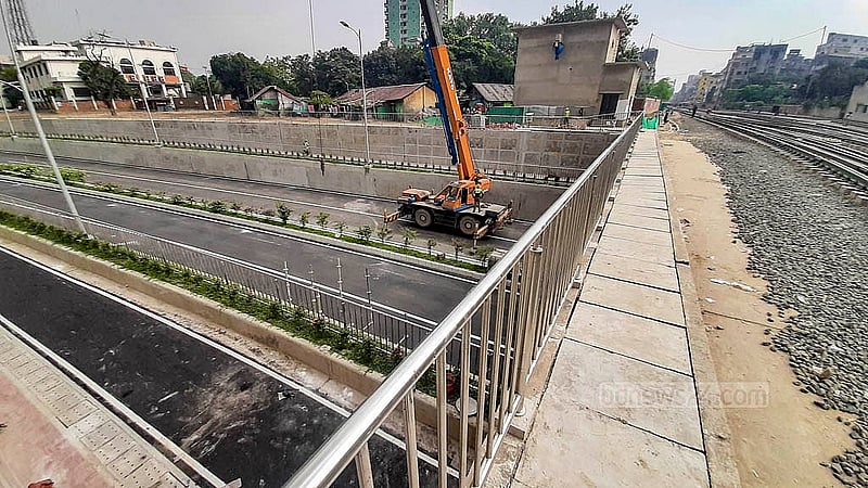 নিরবছিন্ন রেল চলাচলের জন্য ঢাকার টিটিপাড়া রেলওয়ে আন্ডারপাসের ওপর রয়েছে ছয়টি ট্র্যাক। এ আন্ডারপাস নির্মাণে ব্যয় হয় শতকোটি টাকা