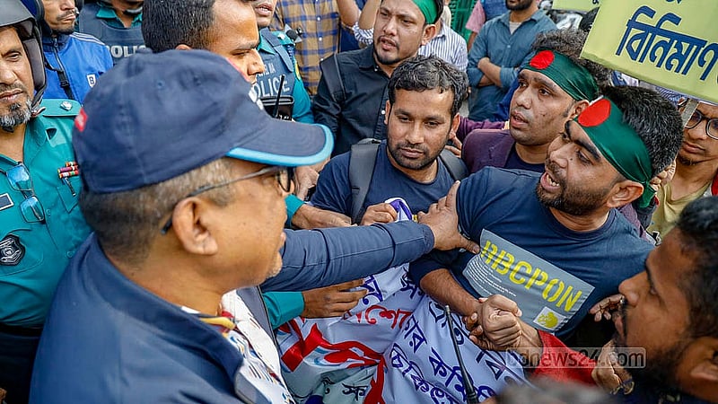 সরকারি চাকরিতে আবেদনের বয়স ৩৫ বছর করার দাবিতে বুধবার দুপুরে রাষ্ট্রীয় অতিথি ভবন ‘যমুনায়’ যাওয়ার চেষ্টা করলে শাহবাগ থানার সামনে পুলিশ আন্দোলনকারীদের থামিয়ে দেয়। একপর্যায়ে সেখানে পুলিশ ও আন্দোলনকারীদের মধ্যে ধাক্কাধাক্কি শুরু হয়
