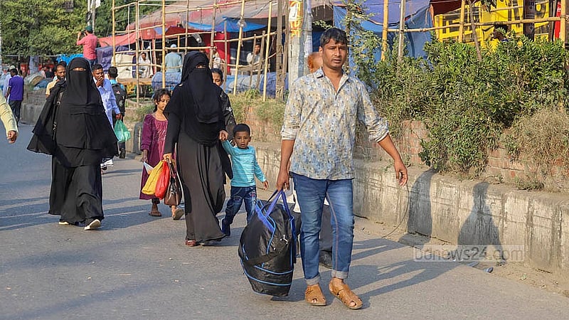 সরকারি তিতুমীর কলেজকে বিশ্ববিদ্যালয় করার দাবিতে শিক্ষার্থীরা মহাখালী অবরোধ করলে যাত্রীরা পায়ে হেঁটে গন্তব্যে রওনা হয়